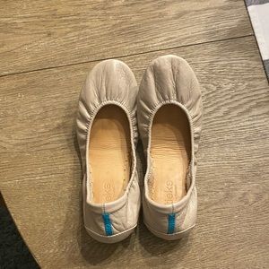 Beige tieks